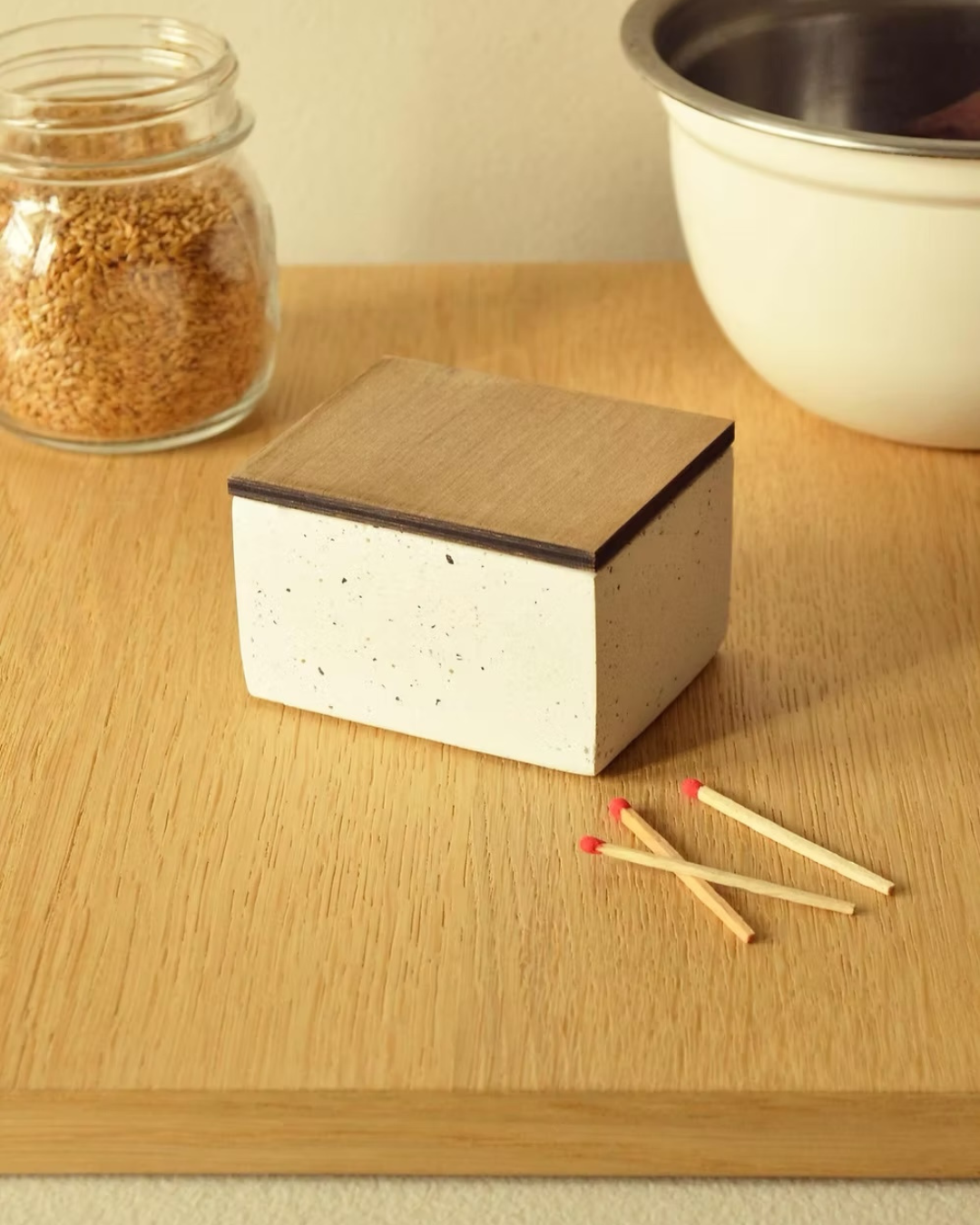 Caja porta cerillas de concreto con tapa de madera
