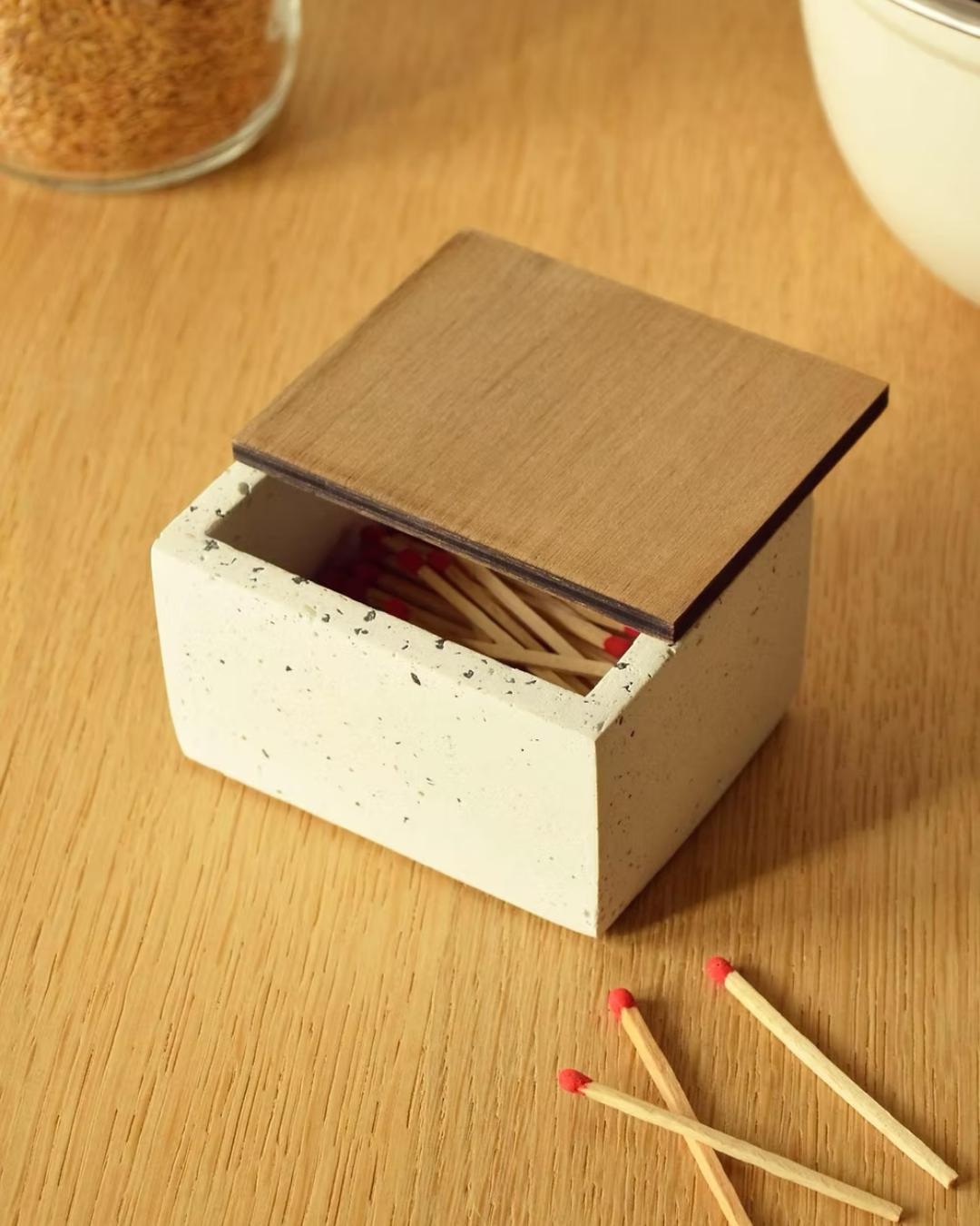 Caja porta cerillas de concreto con tapa de madera