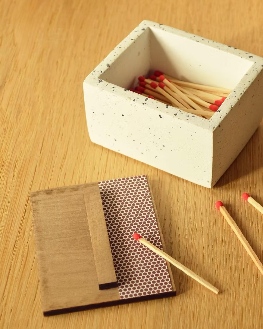 Caja porta cerillas de concreto con tapa de madera