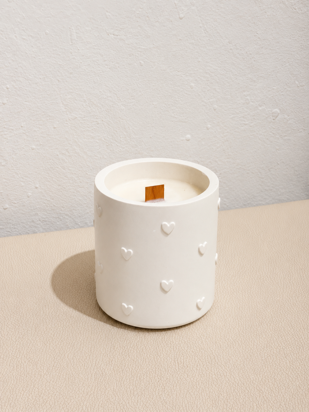 Vela aromática en cuenco con corazones