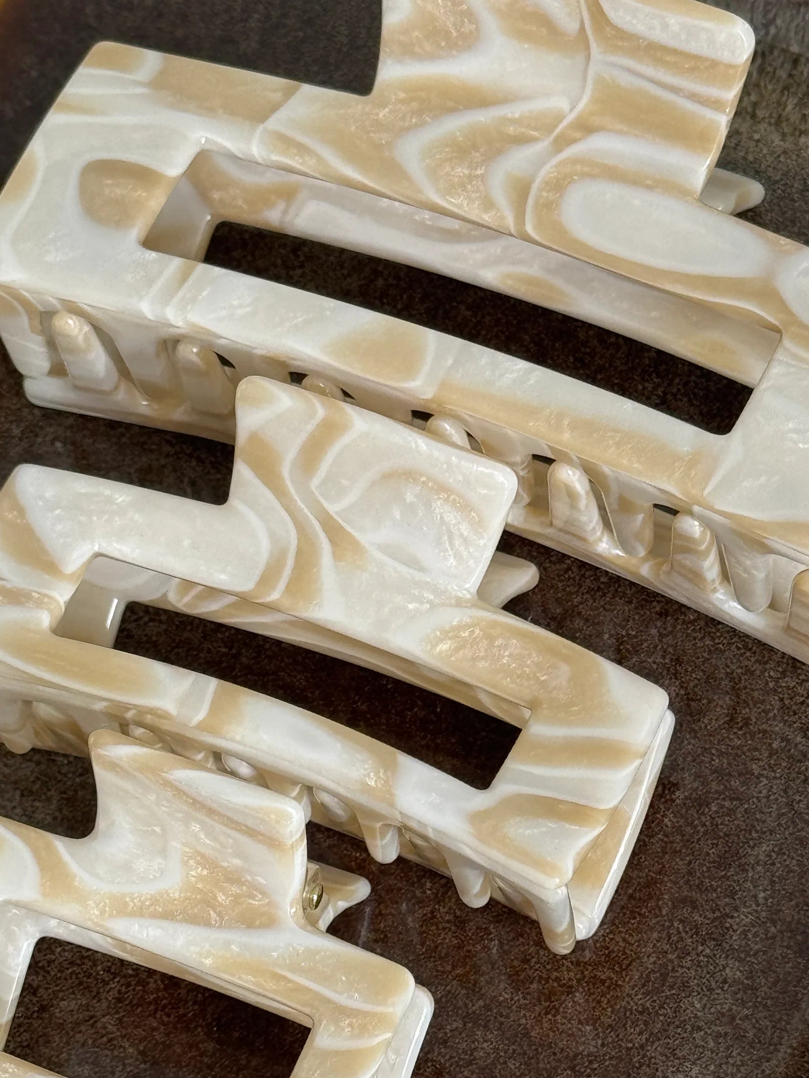 Pinza de pelo Piedra — Pinza de acetato efecto mármol crema