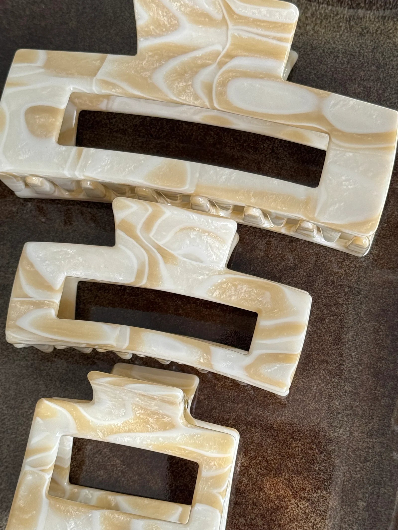 Pinza de pelo Piedra — Pinza de acetato efecto mármol crema
