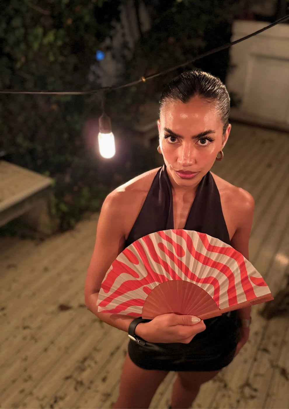 Abanico Ocean — Abanico de madera con estampado de olas rojo y crema
